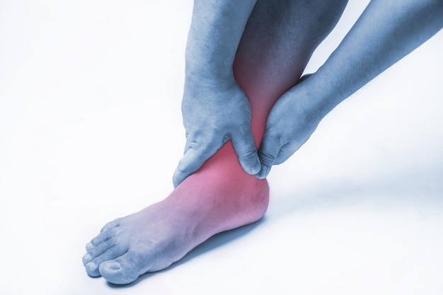 Knöchelverletzung beim Menschen KnöchelschmerzenGelenkschmerzen Menschen medizinisches Monoton-Highlight am Knöchel