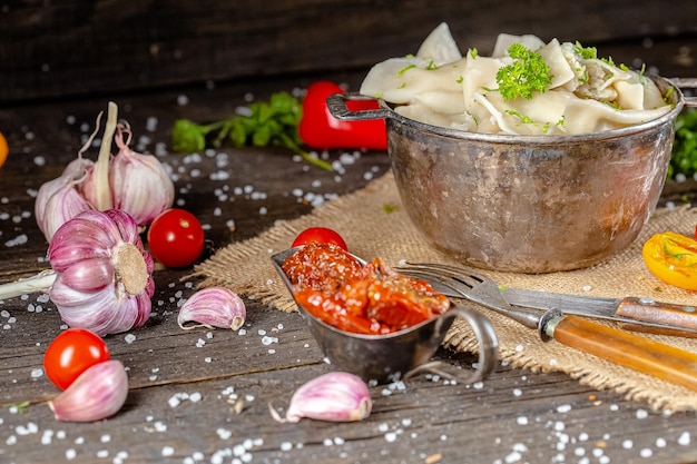 Knödel aus rotem und weißem Fischfleisch, in einem rustikalen Vintage-Schalenteller, Gabelmesserlöffel