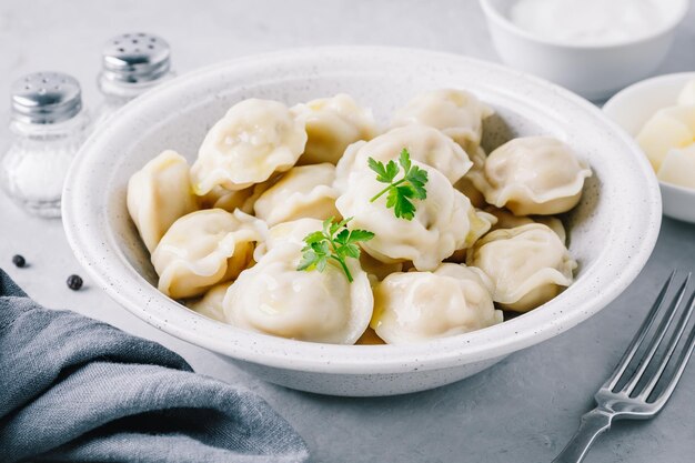 Knödel Fleisch gefüllte Knödel in einer Schüssel auf grauem Steinhintergrund