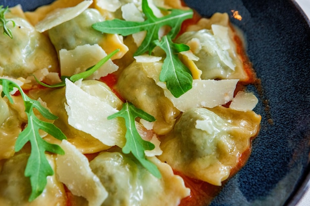 Knödel-Gedza-Teig mit Fleischgericht garniert mit Rucola und Soße