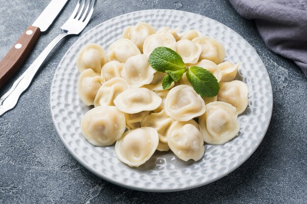 Foto knödel gefüllt mit fleisch