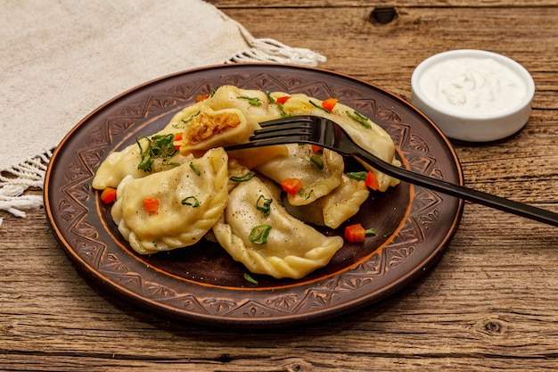 Knödel gefüllt mit gedünstetem Kohl und saurer Sahne. Traditionelles ukrainisches Gericht Varenyky