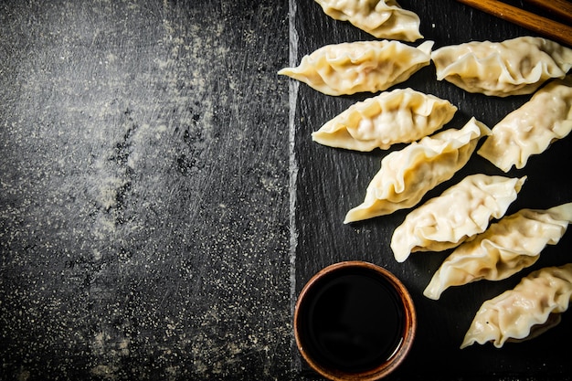 Knödel Gyoza auf einer Steinbrette mit Sojasauce