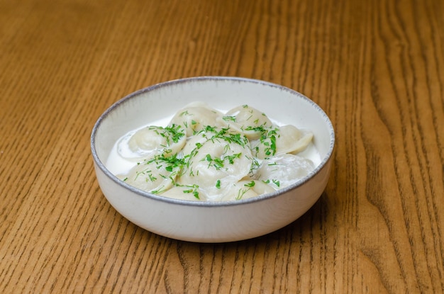 Knödel in Sauerrahm in einem Teller