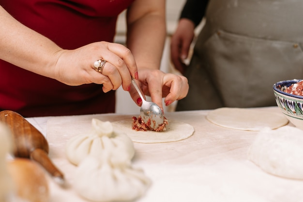 Knödel, Manti und Khinkali aus Rinderhackfleisch, Lammfleisch und Teig herstellen. hausgemachtes Essen