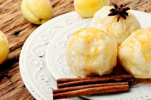 Knödel mit Aprikose und würzigem Sirup