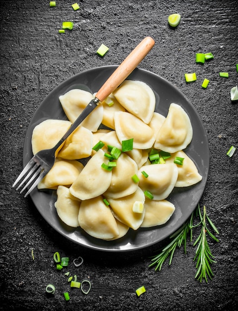 Foto knödel mit gehackten frühlingszwiebeln und rosmarin