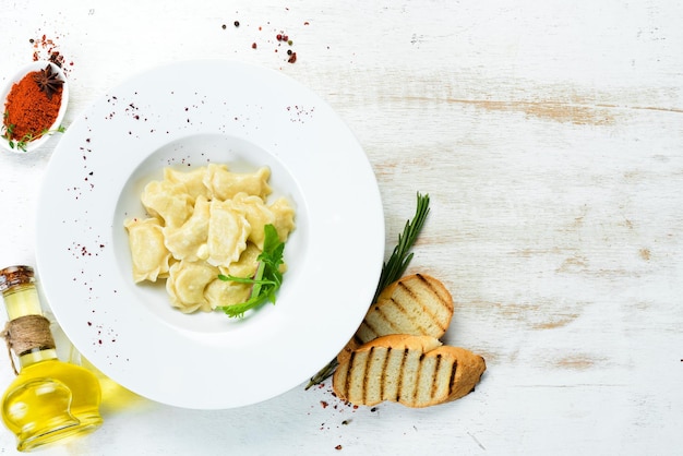 Knödel mit Kartoffelbutter und Sauerrahm Ukrainische traditionelle Küche Draufsicht Freier Platz für Ihren Text