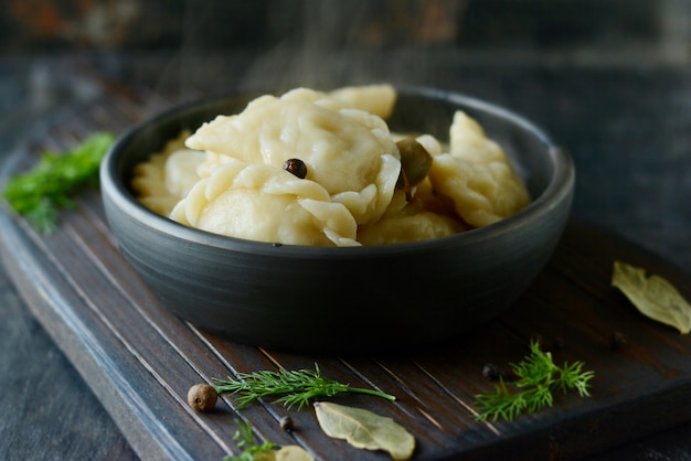 Knödel mit Kartoffeln mit Kräutern