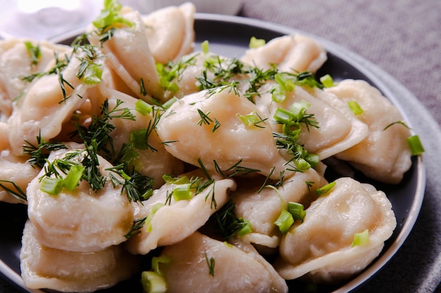 Knödel mit Kartoffeln und Sauerrahm. Vareniki ist ein Gericht der slawischen Küche.