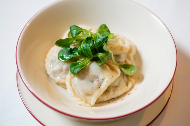 Knödel mit Pfeffer und Kräutern