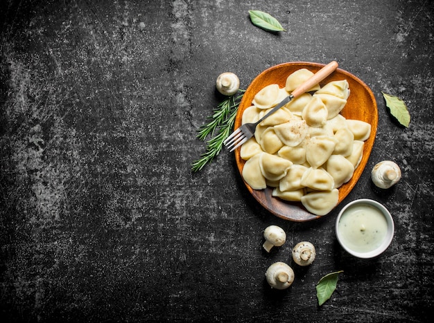 Knödel mit Pilzen und Sauerrahm