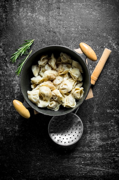 Foto knödel mit rindfleisch in einem topf