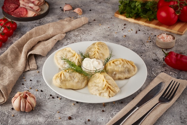 Knödel mit saurer Sahne