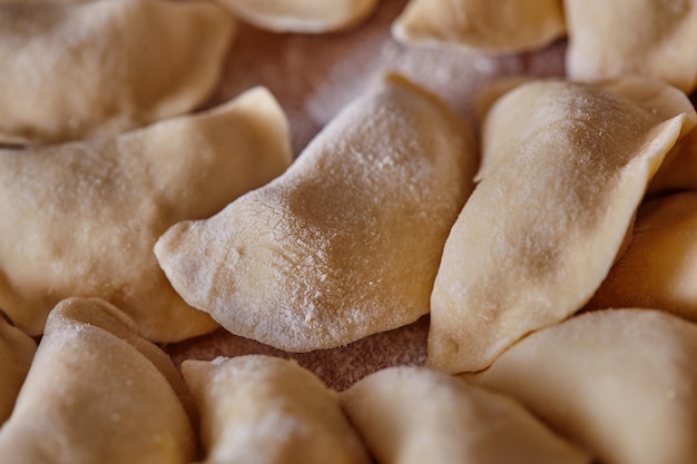 Knödel roh auf einem Holzbrett. Der Prozess des Kochens