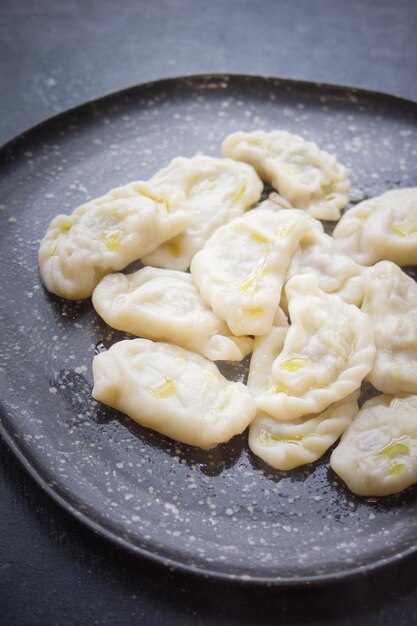 Knödel, russische Küche, dunkler Rücken