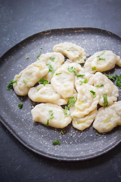 Knödel, russische Küche, dunkler Rücken