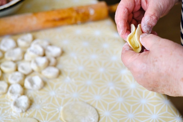 Knödel zu Hause kochen und formen