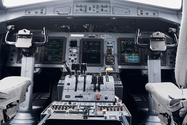 Foto knöpfe und tasten fokussierte ansicht des flugzeugcockpits hautnah