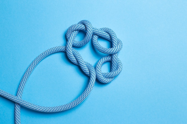 Knoten an einem Seil auf blauem Grund.