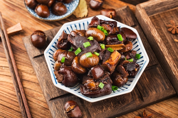 Knuckle de porco assado de castanha da cozinha chinesa