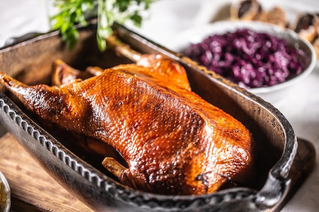 Knusprig gebackene Gans in einer originellen Backform auf der festlich gedeckten Tafel