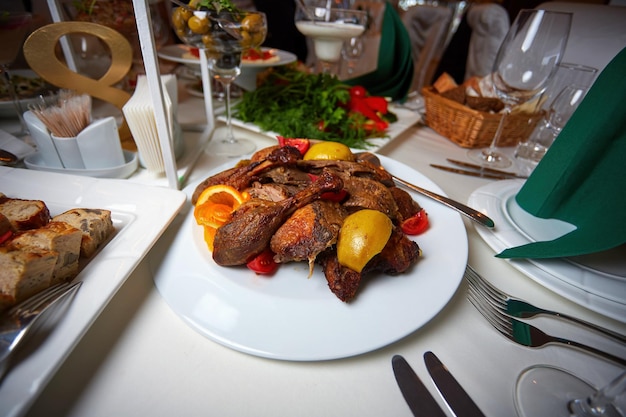 Knusprig gebratene Ente mit Äpfeln, Banketttisch, geringe Schärfentiefe