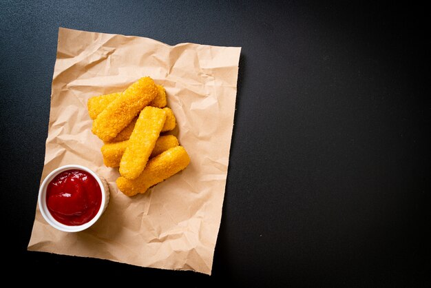 knusprig gebratene Fischstäbchen mit Ketchup