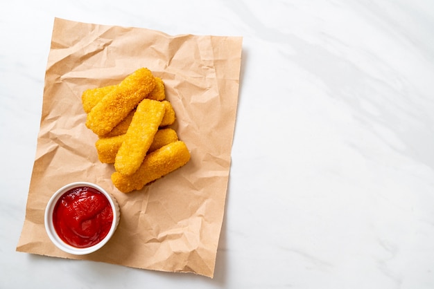 knusprig gebratene Fischstäbchen mit Ketchup