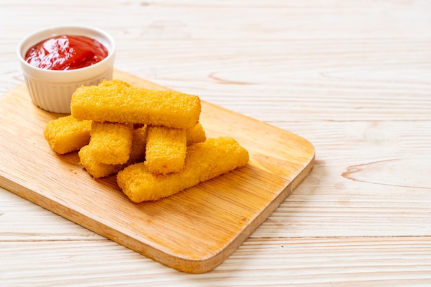 knusprig gebratene Fischstäbchen mit Ketchup