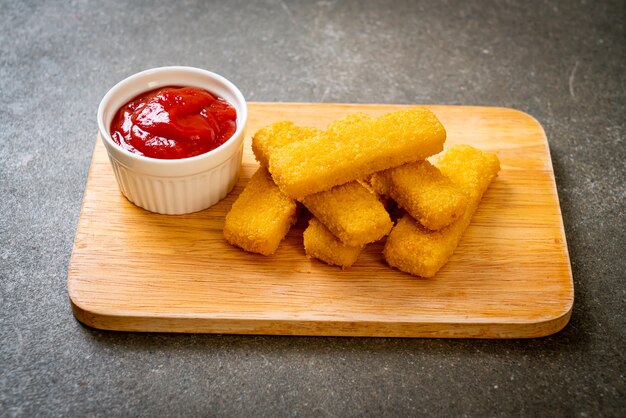 knusprig gebratene Fischstäbchen mit Ketchup