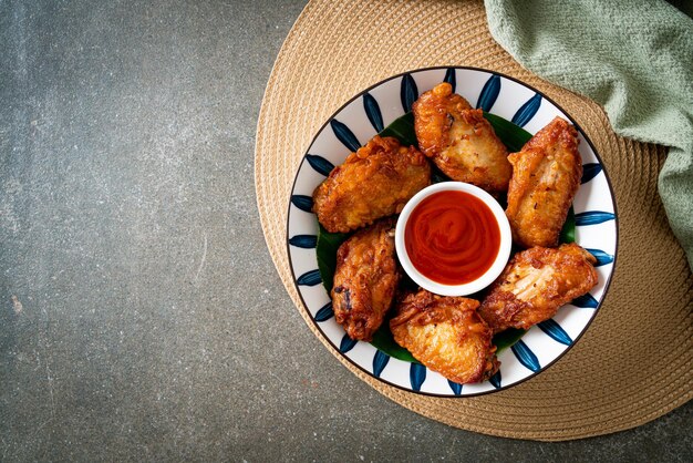 Foto knusprig gebratene hähnchenflügel mit fischsauce