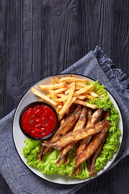 Knusprig gebratener Lodde mit Salatpommes Frites