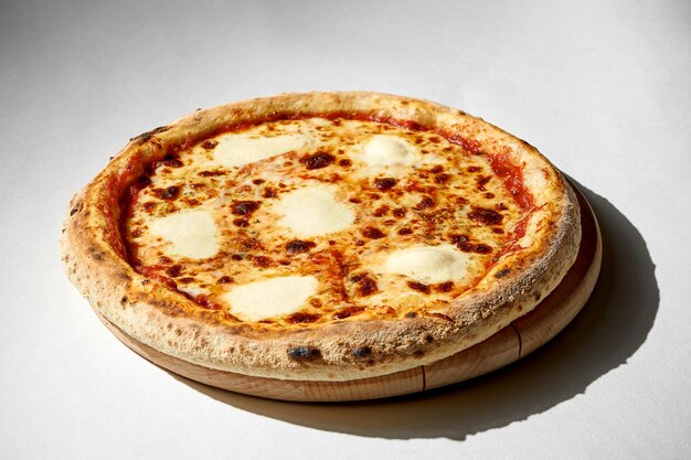 Knusprige 4-Käse-Pizza auf grauem Hintergrund