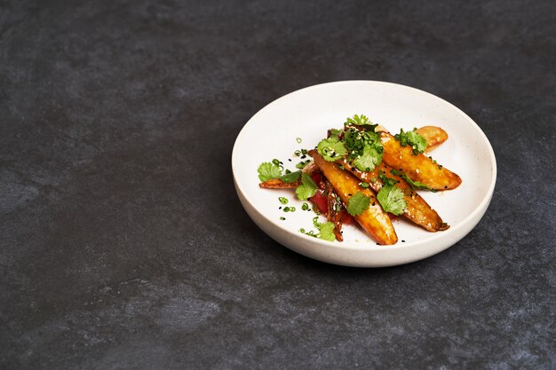 Knusprige Aubergine mit Tomaten und süßer Chilisauce, Nahaufnahme