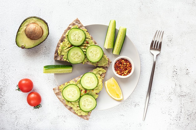 Knusprige Brotsandwiches mit Avocado- und Gurkenpüree