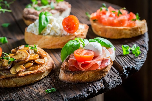 Foto knusprige bruschetta-mischung mit frischen zutaten für einen snack