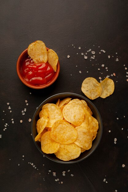 Knusprige Chips in einer Schüssel auf einem Steinhintergrund