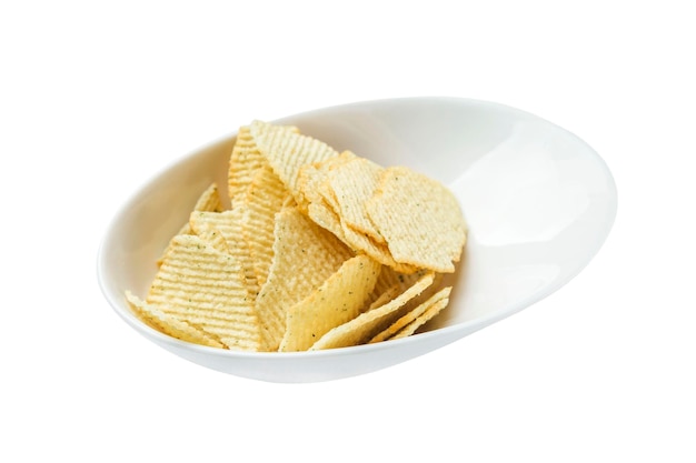 Knusprige Chips mit Kräutern in einer weißen Schüssel Appetitlich Snack Closeup auf weißem Hintergrund