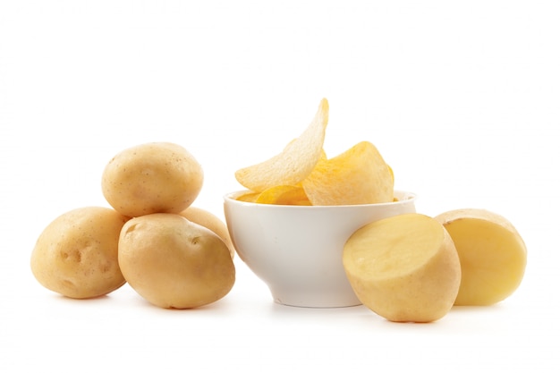 Knusprige Chips und rohe Kartoffel auf weißem Hintergrund