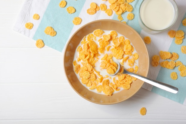 knusprige Cornflakes mit Milch zum Frühstück auf dem Tisch Nahaufnahme