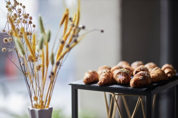 knusprige croissants auf einer schwarzen steinplatte süße croissants auf einer schwarzen platte partycatering