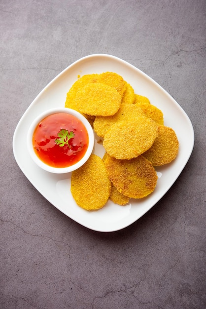 Knusprige gebratene Kartoffel-Rava-Scheiben oder Batatyache-Kaap oder Batata-Grieß-Brat-Snacks aus Indien