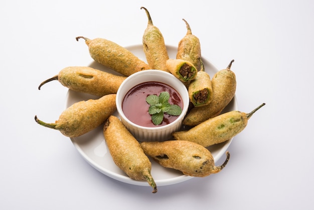 Knusprige Green Chilli Pakora oder Mirchi Bajji, serviert mit Tomatenketchup. Es ist ein beliebter Snack zur Teezeit aus Indien, besonders im Monsun. Selektiver Fokus