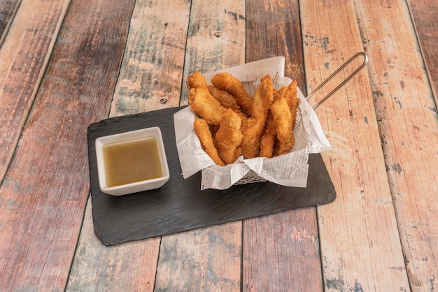 Knusprige Hähnchenstreifen in Weizenmehl und Semmelbröseln gebacken in Olivenöl und Dip-Sauce