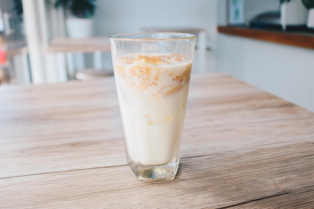 Knusprige Haferkekse in einem Glas Milch auf Holztisch