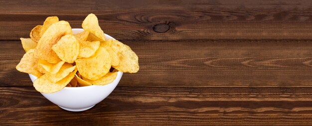 Knusprige Kartoffelchips in der Schüssel