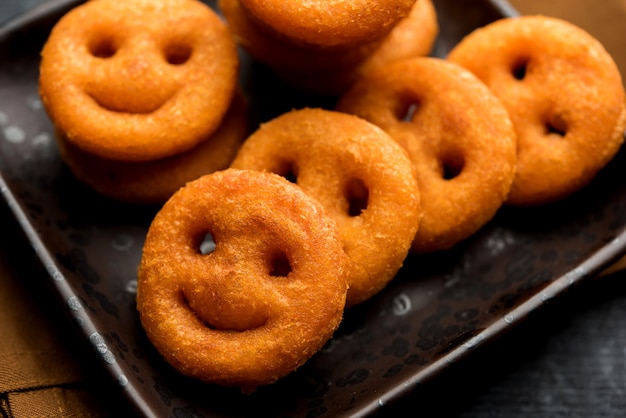 Knusprige Kartoffelchips mit lächelndem Gesicht oder gebratene Snacks mit lächelndem Gesicht, serviert mit Ketchup