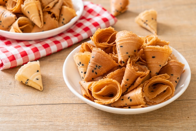 knusprige Kokosnussrolle - asiatischer Snack