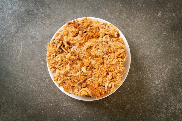 knusprige Kokosrolle mit getrocknetem Schweineschnitzel auf Teller